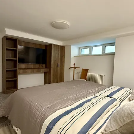 Langa Arena Cu 2 Camere, Bucatarie, Baie Si Camara Kluž
