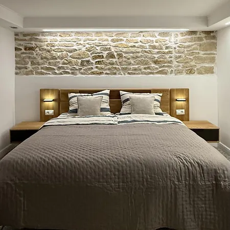 Langa Arena Cu 2 Camere, Bucatarie, Baie Si Camara Apartmán *