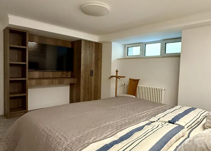 Langa Arena Cu 2 Camere, Bucatarie, Baie Si Camara Kluž