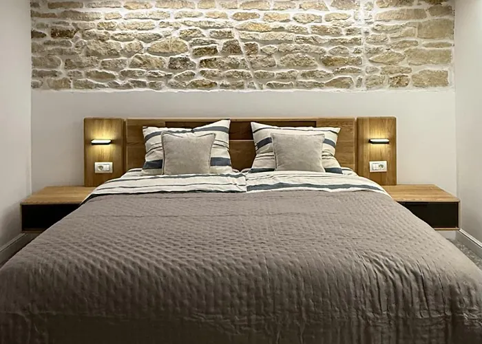 Langa Arena Cu 2 Camere, Bucatarie, Baie Si Camara Apartmán *